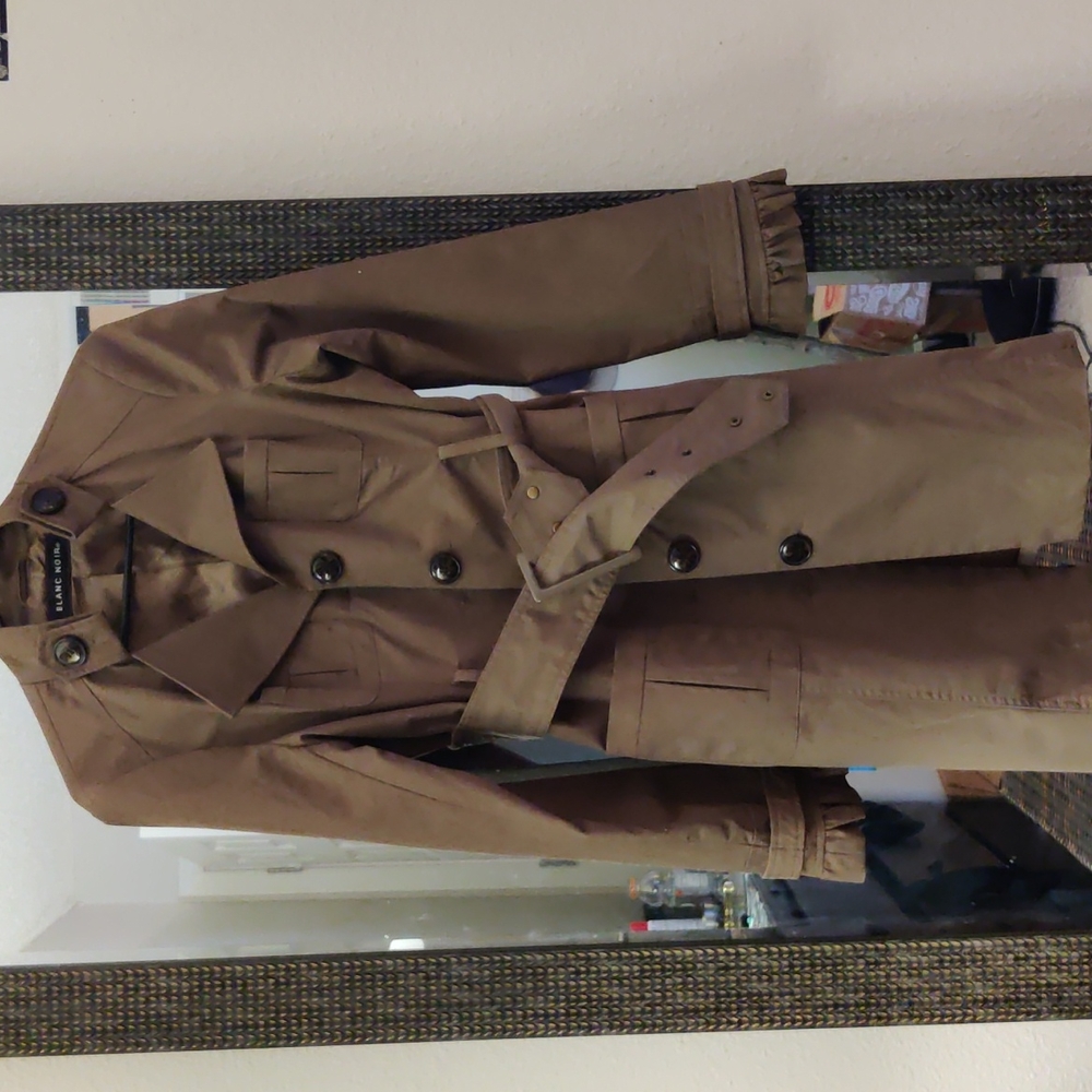 Blanc noir ruffled trench coat